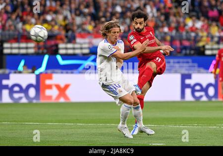 Saint Denis, Francia. 28th maggio 2022. Luka Modric del Real Madrid ha immaginato di combattere per la palla con Mo Mohamed Salah Hamed Mahrous Ghaly di Liverpool durante una partita di calcio tra il Liverpool Football Club e il Real Madrid CF nella finale della UEFA Champions League 2021-2022 allo stade de France di Parigi, sabato 28 maggio 2022 a Parigi, Francia . PHOTO SPORTPIX | DAVID CATRY DAVID CATRY Credit: SPP Sport Press Photo. /Alamy Live News Foto Stock