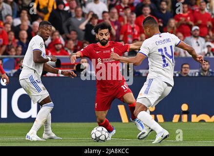 Saint Denis, Francia. 28th maggio 2022. Eder Militao del Real Madrid e Carlos Henrique Jose Francisco Venancio Casimiro ' casemiro ' del Real Madrid ha ritratto la difesa su Mo Mohamed Salah Hamed Mahrous Ghaly di Liverpool durante una partita di calcio tra il Liverpool Football Club e il Real Madrid CF nella finale della UEFA Champions League 2021 - 2022 Allo stade de France di Parigi, sabato 28 maggio 2022 a Parigi, Francia . PHOTO SPORTPIX | DAVID CATRY DAVID CATRY Credit: SPP Sport Press Photo. /Alamy Live News Foto Stock