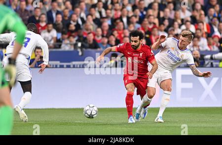 Saint Denis, Francia. 28th maggio 2022. MO Mohamed Salah Hamed Mahrous Ghaly di Liverpool ha illustrato la lotta per la palla con toni Kroos del Real Madrid durante una partita di calcio tra il Liverpool Football Club e il Real Madrid CF nella finale della UEFA Champions League 2021-2022 allo stade de France di Parigi, sabato 28 maggio 2022 a Parigi, Francia . PHOTO SPORTPIX | DAVID CATRY DAVID CATRY Credit: SPP Sport Press Photo. /Alamy Live News Foto Stock