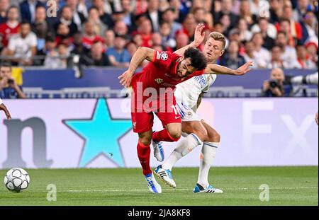 Saint Denis, Francia. 28th maggio 2022. MO Mohamed Salah Hamed Mahrous Ghaly di Liverpool ha illustrato la lotta per la palla con toni Kroos del Real Madrid durante una partita di calcio tra il Liverpool Football Club e il Real Madrid CF nella finale della UEFA Champions League 2021-2022 allo stade de France di Parigi, sabato 28 maggio 2022 a Parigi, Francia . PHOTO SPORTPIX | DAVID CATRY DAVID CATRY Credit: SPP Sport Press Photo. /Alamy Live News Foto Stock