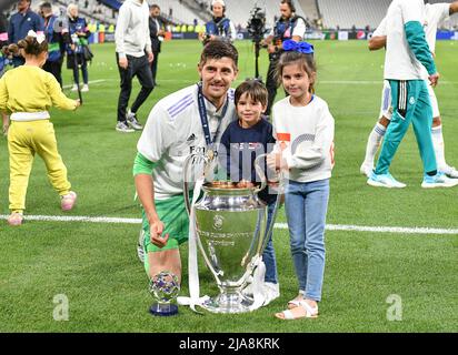 Saint Denis, Francia. 29th maggio 2022. Thibaut Courtois del Real Madrid ha mostrato di festeggiare con 2 bambini dopo aver vinto il titolo Champions dopo una partita di calcio tra il Liverpool Football Club e il Real Madrid CF nella finale della UEFA Champions League 2021 - 2022 allo stade de France di Parigi, sabato 28 maggio 2022 a Parigi, Francia . PHOTO SPORTPIX | DAVID CATRY DAVID CATRY Credit: SPP Sport Press Photo. /Alamy Live News Foto Stock