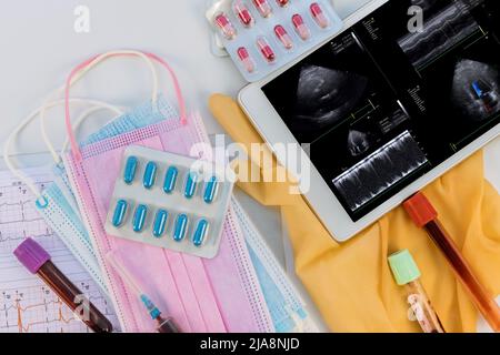 Medico tavolo da lavoro medico con stetoscopio sulla ricerca in ultrasuoni 3D esame cardiaco del paziente su tavolo digitale Foto Stock