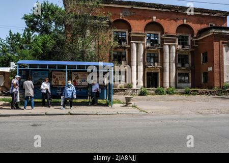 Bakhmut, Ucraina. 26th maggio 2022. La gente ha visto ad una fermata dell'autobus a Kramatorsk. La città di Bakhmut, chiamata Artemivsk dal 1924 al 2016, è il centro amministrativo del distretto di Bakhmut e si trova nella regione di Donetsk. Situato sul fiume Bakhmutka, affluente del fiume Donets, ha circa 80,000 abitanti. Durante le ultime settimane ha subito diversi attacchi e bombardamenti da parte dell'esercito russo, la maggior parte della popolazione ha lasciato la città, la prima linea è a soli 8 km di distanza. (Foto di Rick Mave/SOPA Images/Sipa USA) Credit: Sipa USA/Alamy Live News Foto Stock