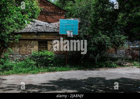 Bakhmut, Ucraina. 26th maggio 2022. Basket backboard visto in un cortile di una casa. La città di Bakhmut, chiamata Artemivsk dal 1924 al 2016, è il centro amministrativo del distretto di Bakhmut e si trova nella regione di Donetsk. Situato sul fiume Bakhmutka, affluente del fiume Donets, ha circa 80,000 abitanti. Durante le ultime settimane ha subito diversi attacchi e bombardamenti da parte dell'esercito russo, la maggior parte della popolazione ha lasciato la città, la prima linea è a soli 8 km di distanza. (Foto di Rick Mave/SOPA Images/Sipa USA) Credit: Sipa USA/Alamy Live News Foto Stock