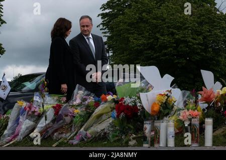 Buffalo, Stati Uniti. 28th maggio 2022. IL Vice Presidente DEGLI STATI UNITI Kamala Harris e il secondo Gentleman Doug Emhoff sono andati al memoriale/veglia di strada all'angolo di Jefferson & Landon dopo aver partecipato al servizio commemorativo per la vittima di sparatorie di massa Ruth Whitfield a Buffalo, New York, Stati Uniti, sabato 28 maggio, 2022. Dieci persone sono state uccidite in un negozio di alimentari di Buffalo il 14 maggio in quello che le autorità chiamano un crimine di odio motivato da razzia. Fotografo: Malik Rainey/Pool/Sipa USA Credit: Sipa USA/Alamy Live News Foto Stock