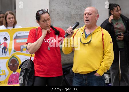 Manchester, Regno Unito. 28th maggio 2022. Protesta organizzata da Kids of Color e JENGDA (impresa comune non colpevole dall'Associazione). Il 17th maggio 2022, presso la corte della corona di Manchester, 4 giovani uomini di Manchester sono stati condannati per cospirazione ad omicidio e 6 altri di cospirazione a commettere gravi danni fisici. L’accusa ha presunto una cospirazione legata alle bande, ma i difensori dei giovani uomini lo chiamano un caso di “colpa per associazione” ai sensi della legge sulle imprese comuni, che a loro parere viene utilizzata in modo sproporzionato contro le persone di colore. Piazza San Pietro.Manchester. REGNO UNITO Foto Stock