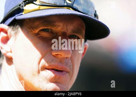 St. Louis, Stati Uniti. 28th maggio 2022. Il manager dei Milwaukee Brewers Craig Counsell guarda la sua squadra prendere i St. Louis Cardinals al Busch Stadium di St. Louis sabato 28 maggio 2022. Foto di Bill Greenblatt/UPI Credit: UPI/Alamy Live News Foto Stock