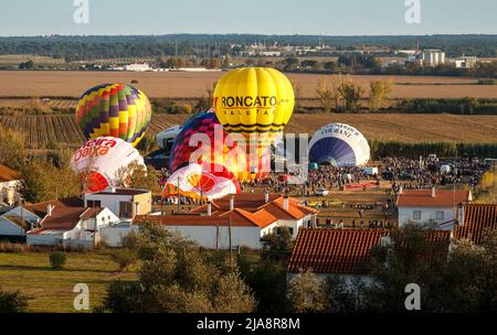 Coruche, Portogallo - 13 novembre 2021: Vista generale del Ballooning Festival Grounds a Coruche, Portogallo, con aria calda palloncini gonfiati e. Foto Stock