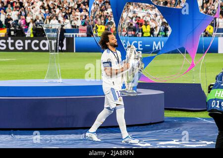 Parigi, Francia - 28 maggio: Marcelo Vieira del Real Madrid CF festeggia con il suo trofeo UEFA Champions League durante la partita finale della UEFA Champions League tra Liverpool FC e Real Madrid allo Stade de France il 28 maggio 2022 a Parigi, Francia. (Foto di Richard Callis/Eurasia Sport Images) Credit: Marcio Rodrigo Ferreira Machado/Alamy Live News Foto Stock