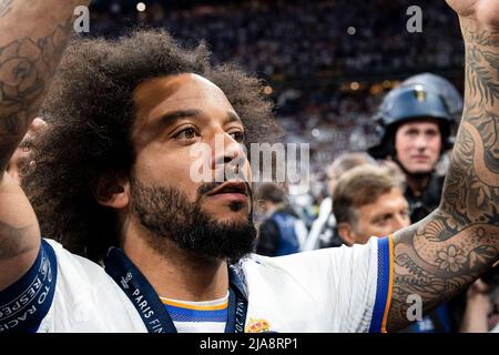 Parigi, Francia - Maggio 28: Marcelo Vieira del Real Madrid CF festeggia con i tifosi dopo aver vinto la partita finale della UEFA Champions League tra il Liverpool FC e il Real Madrid allo Stade de France il 28 maggio 2022 a Parigi, Francia. (Foto di Richard Callis/Eurasia Sport Images) Credit: Marcio Rodrigo Ferreira Machado/Alamy Live News Foto Stock