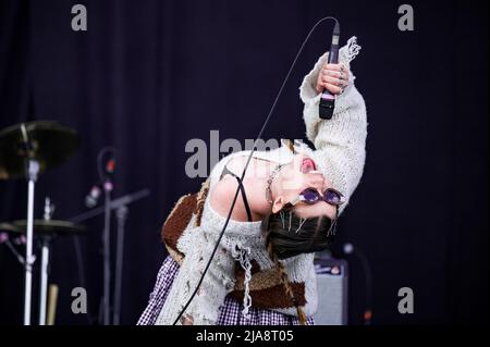 Warrington, Regno Unito. 28th maggio 2022. Rhian Teasdale e Hester Chambersof the band Wet leg si esibiscono sul palco principale al Warrington's NBHD Weekend Festival 2022 Credit: Gary Mather/Alamy Live News Foto Stock