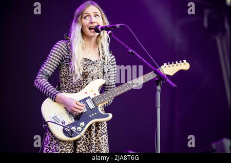 Warrington, Regno Unito. 28th maggio 2022. Rhian Teasdale e Hester Chambersof the band Wet leg si esibiscono sul palco principale al Warrington's NBHD Weekend Festival 2022 Credit: Gary Mather/Alamy Live News Foto Stock