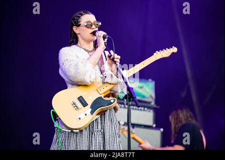 Warrington, Regno Unito. 28th maggio 2022. Rhian Teasdale e Hester Chambersof the band Wet leg si esibiscono sul palco principale al Warrington's NBHD Weekend Festival 2022 Credit: Gary Mather/Alamy Live News Foto Stock