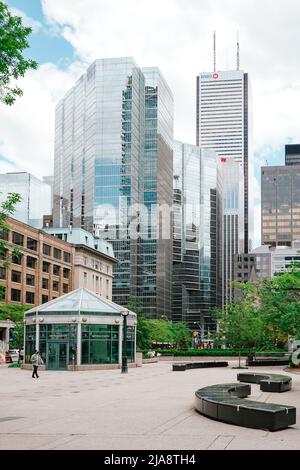 David Pecaut Square è una grande piazza rivestita di cemento e granito, situata di fronte alla Metro Hall di Toronto, Ontario, Canada. Foto Stock