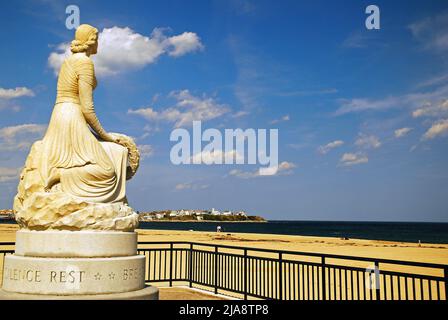 Un monumento alle navi da pesca smarrite si fissa nell'oceano a Hampton Beach, New Hampshire Foto Stock