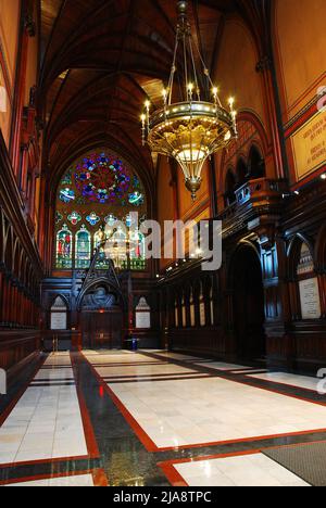 L'interno gotico della Memorial Hall all'Università di Harvard Foto Stock