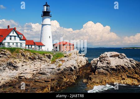 Faro di Portland Head in una splendida giornata di sole Foto Stock