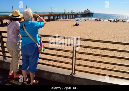 Due donne anziane si affacciano sull'Oceano Pacifico a Manhattan Beach, California Foto Stock