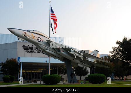 Un F14 si trova di fronte al Museo Navale dell'Aviazione a Pensacola, Florida Foto Stock