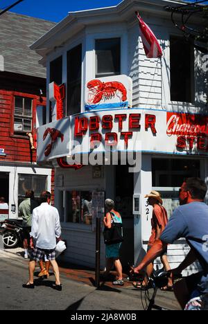 Una folla estiva passa davanti alla Lobster House a Provincetown, Cape Cod, Massachusetts Foto Stock