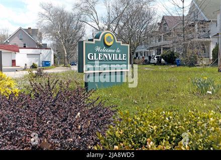 Un cartello Welcome to Glenville saluta le persone mentre entrano nel quartiere con i facchini sul lato est di Cleveland, Ohio, USA. Foto Stock