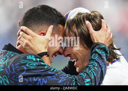 Parigi, Francia. 28th maggio 2022. Lucas Vazquez (L) di Real Madrid celebra la vittoria con Luka Modric dopo la partita finale della UEFA Chamiopns League tra Real Madrid e Liverpool, a Parigi, in Francia, il 28 maggio 2022. Credit: Meng Dingbo/Xinhua/Alamy Live News Foto Stock