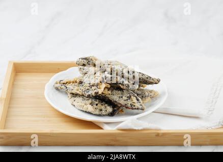 Vendita Pisang, spuntino tradizionale indonesiano a fette di Banana, essiccato al sole, fritto con rivestimento di farine batter Foto Stock