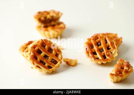 Ananas Pie o Nastar Keranjang, popolare come ananas Tart. Croci di torta con confettura di ananas all'interno e sormontato con torta di lattice. Popolare per Hari Raya Leba Foto Stock