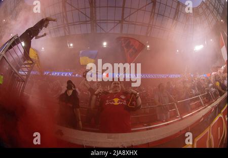 Harrison, New Jersey, USA. 28th maggio 2022. I fan festeggiano un gol dei Red Bulls durante una partita MLS tra DC United e i New York Red Bulls alla Red Bull Arena di Harrison, NJ. I Red Bulls hanno sconfitto la DC United 4-1. Mike Langish/Cal Sport Media. Credit: csm/Alamy Live News Foto Stock