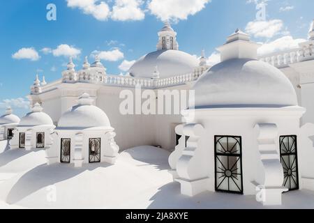 Il bellissimo tetto bianco Catedral de la Asunción de María de León Nicaragua (Cattedrale di nostra Signora delle grazie), Un sito patrimonio dell'umanità dell'UNESCO Foto Stock