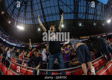 Harrison, New Jersey, USA. 28th maggio 2022. Un fan festeggia durante una partita MLS tra DC United e i New York Red Bulls alla Red Bull Arena di Harrison, NJ. I Red Bulls hanno sconfitto la DC United 4-1. Mike Langish/Cal Sport Media. Credit: csm/Alamy Live News Foto Stock