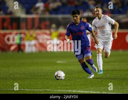 Harrison, New Jersey, USA. 28th maggio 2022. Il centrocampista dei Red Bulls di New York Omir Fernandez (21) durante una partita MLS tra la DC United e i Red Bulls di New York alla Red Bull Arena di Harrison, NJ. I Red Bulls hanno sconfitto la DC United 4-1. Mike Langish/Cal Sport Media. Credit: csm/Alamy Live News Foto Stock