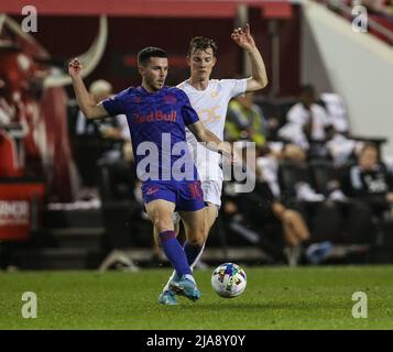 Harrison, New Jersey, USA. 28th maggio 2022. Il centrocampista dei Red Bulls di New York Lewis Morgan (10) sembra aver fatto un passo durante una partita MLS tra il DC United e i Red Bulls di New York alla Red Bull Arena di Harrison, NJ. I Red Bulls hanno sconfitto il DC United 4-1. Mike Langish/Cal Sport Media. Credit: csm/Alamy Live News Foto Stock