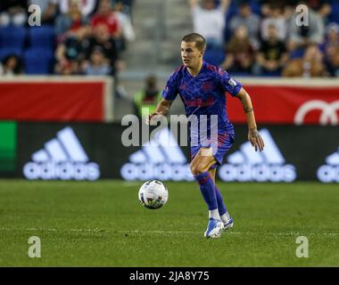 Harrison, New Jersey, USA. 28th maggio 2022. John Tolkin (47) difensore dei Red Bulls di New York durante una partita MLS tra DC United e i Red Bulls di New York alla Red Bull Arena di Harrison, NJ. I Red Bulls hanno sconfitto la DC United 4-1. Mike Langish/Cal Sport Media. Credit: csm/Alamy Live News Foto Stock