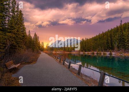 Alba Glow su Un lago di montagna Foto Stock