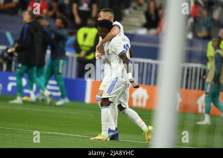 Parigi, Francia. 28th maggio 2022. Vinicius Junior (Real Madrid)Karim Benzema (Real Madrid) Festeggia dopo aver segnato il primo goal della sua squadra durante la partita della UEFA Champions League tra Liverpool 0-1 Real Madrid allo Stade de France il 28 maggio 2022 a Parigi, Francia. (Foto di Maurizio Borsari/AFLO) Credit: AFLO Co. Ltd./Alamy Live News Foto Stock