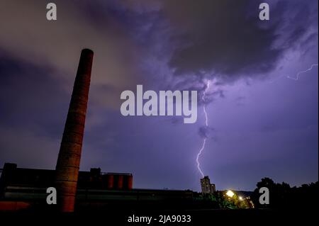 Negotino. 28th maggio 2022. La foto a lunga esposizione scattata il 28 maggio 2022 mostra un fulmine su Skopje nel nord della Macedonia. Credit: Tomislav Georgiev/Xinhua/Alamy Live News Foto Stock
