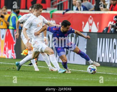 Harrison, New Jersey, USA. 28th maggio 2022. Il centrocampista dei Red Bulls di New York Luquinhas (82) batte per la palla lungo il margine durante una partita MLS tra DC United e i Red Bulls di New York alla Red Bull Arena di Harrison, NJ. I Red Bulls sconfissero la DC United 4-1. Mike Langish/Cal Sport Media. Credit: csm/Alamy Live News Foto Stock