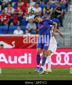 Harrison, New Jersey, USA. 28th maggio 2022. New York Red Bulls Forward Patryk Klimala (9) fa un header durante una partita MLS tra DC United e i New York Red Bulls alla Red Bull Arena di Harrison, NJ. I Red Bulls hanno sconfitto la DC United 4-1. Mike Langish/Cal Sport Media. Credit: csm/Alamy Live News Foto Stock