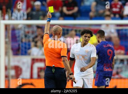 Harrison, New Jersey, USA. 28th maggio 2022. Le carte gialle sono state distribuite durante una partita MLS tra DC United e i New York Red Bulls alla Red Bull Arena di Harrison, NJ. I Red Bulls hanno sconfitto la DC United 4-1. Mike Langish/Cal Sport Media. Credit: csm/Alamy Live News Foto Stock