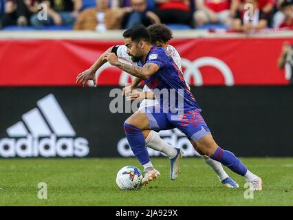 Harrison, New Jersey, USA. 28th maggio 2022. Il centrocampista dei Red Bulls di New York Luquinhas (82) si muove in campo durante una partita MLS tra il DC United e i Red Bulls di New York alla Red Bull Arena di Harrison, NJ. I Red Bulls hanno sconfitto il DC United 4-1. Mike Langish/Cal Sport Media. Credit: csm/Alamy Live News Foto Stock