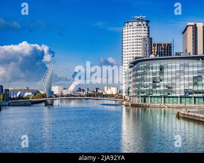 2 novembre 2018: Salford Quays, Manchester, Regno Unito - Media City Footbridge, e Manchester Ship Canal, in una bella mattinata di sole invernale. Foto Stock