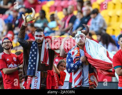 Harrison, New Jersey, USA. 28th maggio 2022. I fan che hanno aiutato prima di una partita MLS tra DC United e i New York Red Bulls alla Red Bull Arena di Harrison, NJ. I Red Bulls hanno sconfitto la DC United 4-1. Mike Langish/Cal Sport Media. Credit: csm/Alamy Live News Foto Stock