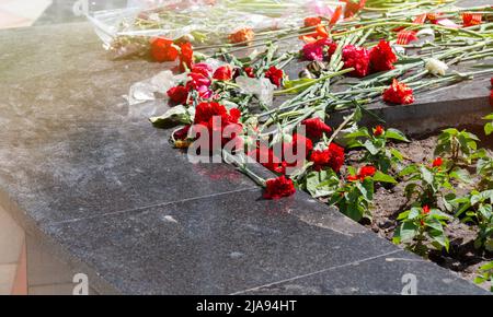 Memoriale commemorativo. Posa dei fiori al fuoco eterno. Omaggio alla memoria dei soldati caduti. Fiori e un saldatore per soldati. Foto Stock