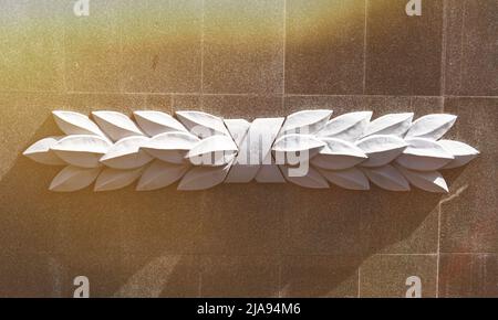 Memoriale commemorativo. Posa dei fiori al fuoco eterno. Omaggio alla memoria dei soldati caduti. Fiori e un saldatore per soldati. Foto Stock