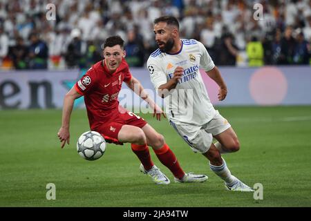 PARIGI, FRANCIA. MAGGIO 28th Daniel Carvajal del Real Madrid è seguito da Andrew Robertson di Liverpool durante la finale della UEFA Champions League tra Liverpool e Real Madrid allo Stade de France di Parigi sabato 28th maggio 2022. (Credit: Pat Scaasi | MI News) Credit: MI News & Sport /Alamy Live News Foto Stock