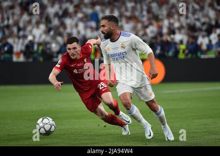 PARIGI, FRANCIA. MAGGIO 28th Daniel Carvajal del Real Madrid è seguito da Andrew Robertson di Liverpool durante la finale della UEFA Champions League tra Liverpool e Real Madrid allo Stade de France di Parigi sabato 28th maggio 2022. (Credit: Pat Scaasi | MI News) Credit: MI News & Sport /Alamy Live News Foto Stock