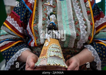 Tula, Russia. 28th maggio 2022. Una donna in un costume nazionale russo tiene il giocattolo della città di Tula al Tula Workshop of Russia Festival a Tula, Russia Foto Stock