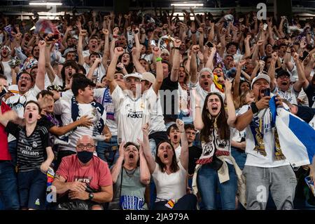 Madrid, Spagna. 29th maggio 2022. I tifosi del Real Madrid festeggiano un gol mentre guardano dal vivo su grandi schermi la partita finale della UEFA Champions League 2022 tra Liverpool e Real Madrid allo stadio Santiago Bernabeu di Madrid. Real Madrid ha vinto il suo campionato 14th dopo aver battuto Liverpool 1-0 allo Stade de France, nello stadio di Saint-Denis in Francia. (Foto di Miguel candela/SOPA Images/Sipa USA) Credit: Sipa USA/Alamy Live News Foto Stock