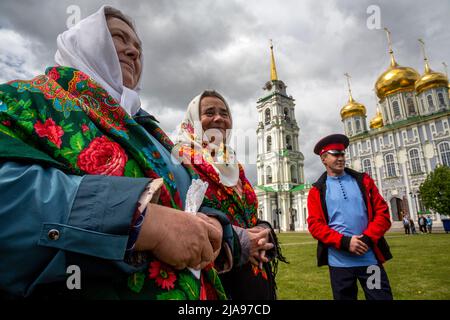 Tula, Russia. 28th maggio 2022. Le persone in costumi popolari tradizionali russi camminano in una piazza del Cremlino nella città di Tula, in Russia Foto Stock